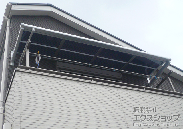 東京都町田市のLIXIL リクシル（トステム）のバルコニー・ベランダ屋根 ライザーテラスII F型 ルーフタイプ 単体 積雪〜20cm対応+壁付け物干し　標準2本入 施工例