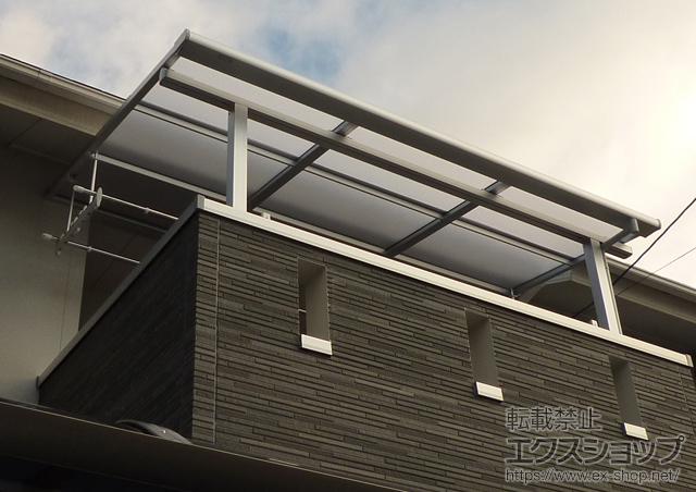 京都府京都市のLIXIL リクシル（トステム）のバルコニー・ベランダ屋根 ライザーテラスII F型 屋根タイプ 単体 積雪〜20cm対応+吊り下げ式物干し 標準 2本入り 施工例