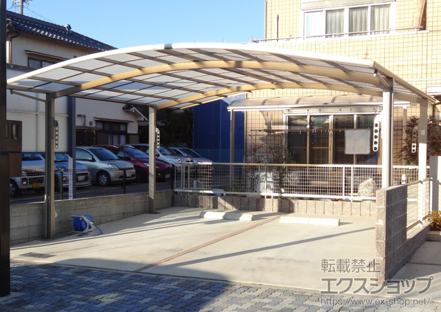 愛知県名古屋市のLIXIL リクシル（トステム）のカーポート カーブポートシグマIII ワイド 積雪〜20cm対応+収納式物干し 2本入 標準タイプ 施工例