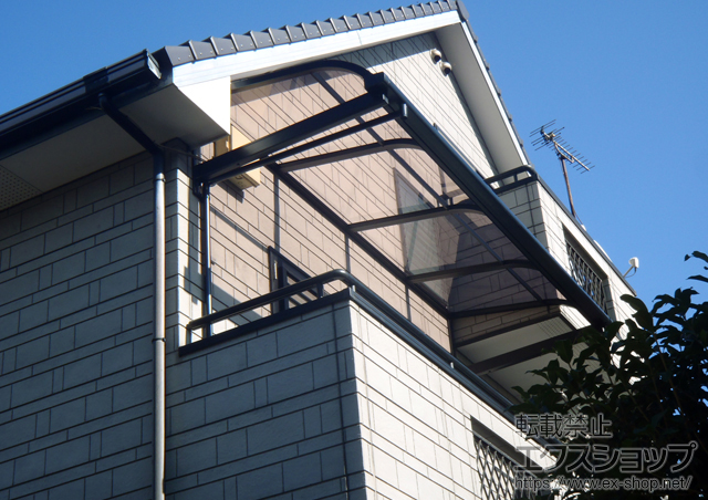 香川県高松市のLIXIL リクシル（トステム）のバルコニー・ベランダ屋根 ライザーテラスII R型 ルーフタイプ 単体 積雪〜20cm対応 施工例