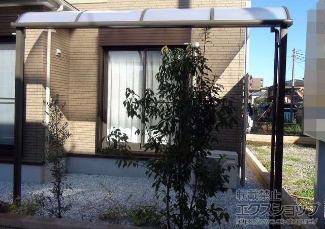 埼玉県朝霞市のLIXIL リクシル（トステム）のテラス屋根 ライザーテラスII R型 テラスタイプ 単体 積雪〜20cm対応＋吊り下げ物干し　ワイド2本入 施工例