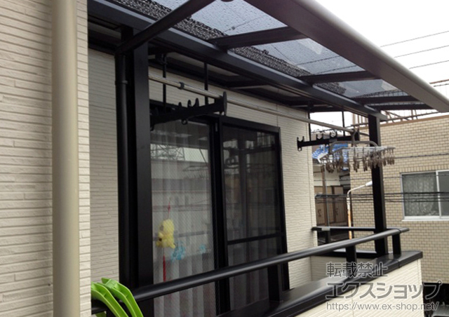 東京都足立区のLIXIL リクシル（トステム）のバルコニー・ベランダ屋根 ライザーテラスII F型 屋根タイプ 単体 積雪〜20cm対応+吊り下げ物干し　標準2本入 施工例