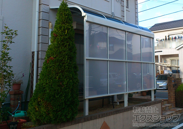 千葉県君津市のLIXIL リクシル（トステム）のテラス屋根 ライザーテラスII R型 テラスタイプ 単体 積雪〜20cm対応＋前面スクリーンパネル＋吊り下げ式物干し ロング 2本入り 施工例