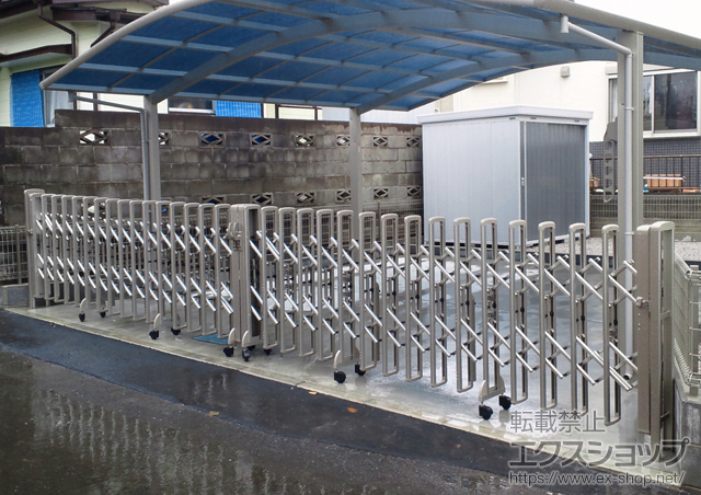 東京都八王子市ののカーゲート レイオス7型(傾斜地用) ノンレール 両開き34-34W 施工例