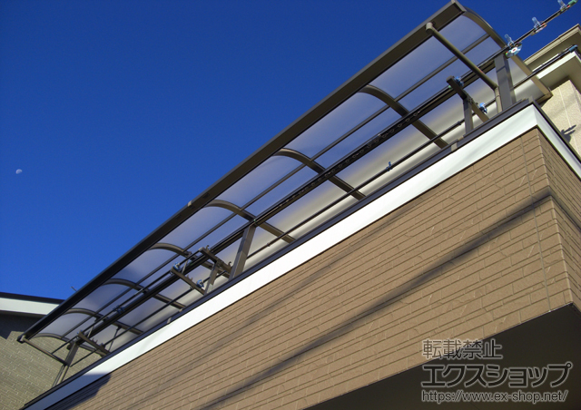 埼玉県さいたま市のLIXIL リクシル（トステム）のバルコニー・ベランダ屋根 ライザーテラスII R型 屋根タイプ 連棟 積雪〜20cm対応＋吊り下げ式物干し 標準 2本入 施工例
