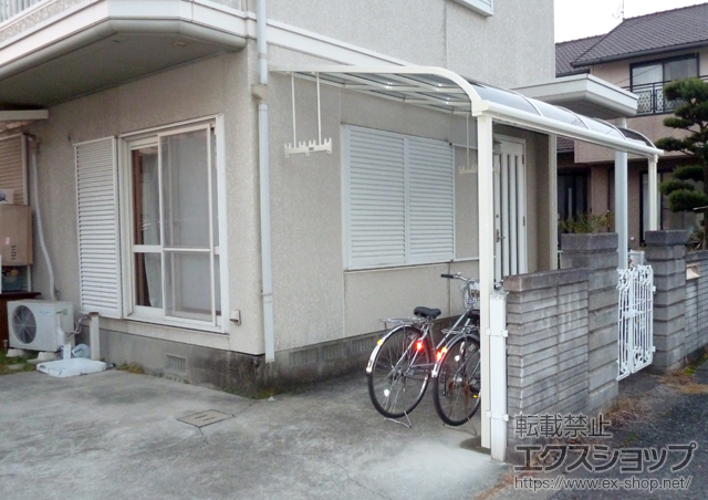 佐賀県三養基郡みやき町のLIXIL リクシル（トステム）のテラス屋根 ライザーテラスII R型 テラスタイプ 単体 積雪〜20cm対応＋吊り下げ物干し　標準　2本入 施工例