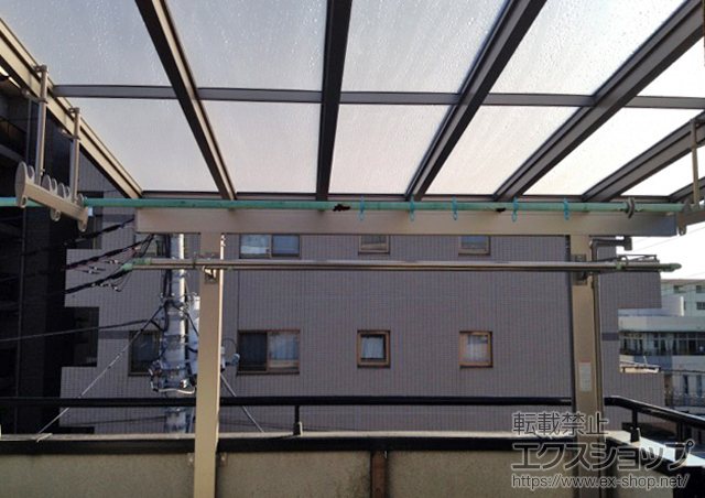 神奈川県川崎市のLIXIL リクシル（トステム）のテラス屋根 ライザーテラスII F型 テラスタイプ 単体 積雪〜20cm対応+吊り下げ式物干し 標準 2本入+壁付け物干し 標準 2本入 施工例