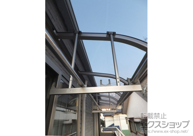 埼玉県春日部市ののバルコニー・ベランダ屋根 ヴェクターテラス R型 ルーフタイプ 連棟 積雪〜20cm対応+吊り下げ物干し　標準2本入 施工例
