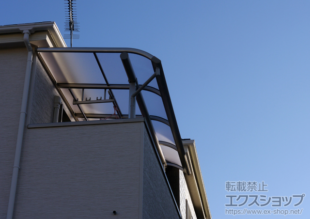 静岡県田方郡函南町ののバルコニー・ベランダ屋根 ヴェクターテラス R型 屋根タイプ 単体＋吊り下げ物干し　標準2本入 施工例