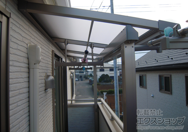 東京都小平市のLIXIL リクシル（トステム）のバルコニー・ベランダ屋根 ライザーテラスII F型 単体 屋根タイプ 積雪〜20cm対応+吊下式物干し ショート 2本入 施工例