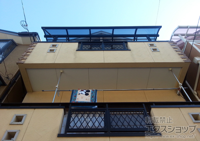 大阪府門真市ののバルコニー・ベランダ屋根 ヴェクターテラス R型 屋根タイプ 単体　積雪〜20?対応＋吊り下げ物干し　標準　2本入 施工例