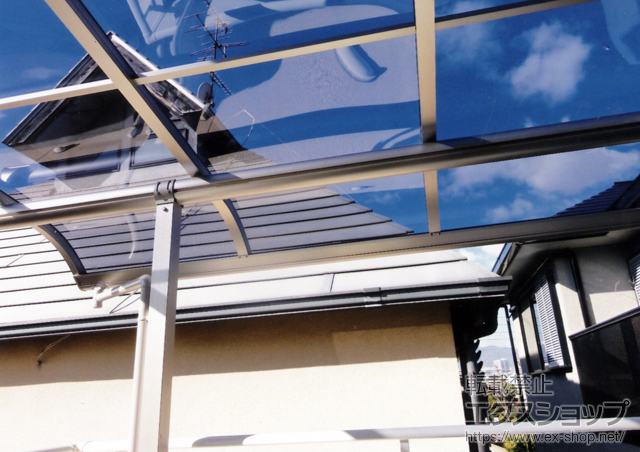 兵庫県西宮市ののバルコニー・ベランダ屋根 プレシオステラス R型 屋根タイプ 単体 積雪〜20cm対応+壁付け式物干し 標準 2本入り 施工例