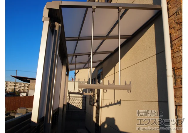 大阪府和泉市のLIXIL リクシル（トステム）のテラス屋根 ライザーテラスIIF型 単体 積雪～20cm対応＋前面スクリーン1段/パネル材：ポリカーボネート（クリアマット/すりガラス調）+ふさぎ材＋吊り下げ物干し　ロング　2本入 施工例