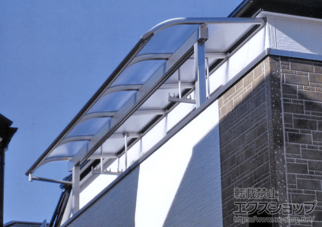 兵庫県西宮市ののバルコニー・ベランダ屋根 ヴェクターテラス R型 屋根タイプ 単体 積雪〜20cm対応+吊り下げ物干し　標準2本入 施工例