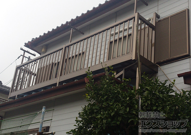 神奈川県三浦市のLIXIL リクシル（トステム）のバルコニー アクトステージA型 太格子 連棟 屋根置き式 施工例