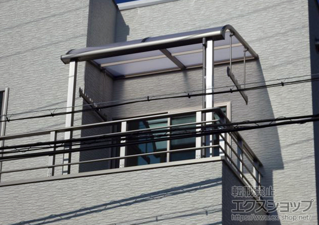 兵庫県明石市のLIXIL リクシル（トステム）のバルコニー・ベランダ屋根 ライザーテラスII R型 屋根タイプ 単体 積雪〜20cm対応＋吊り下げ物干し　ワイド　2本入 施工例