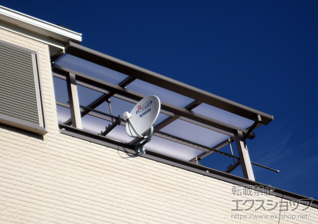 兵庫県神戸市東灘区のLIXIL リクシル（トステム）のバルコニー・ベランダ屋根 ライザーテラスIIF型 屋根タイプ 単体 積雪〜20cm対応＋吊り下げ物干し　ワイド　2本入 施工例