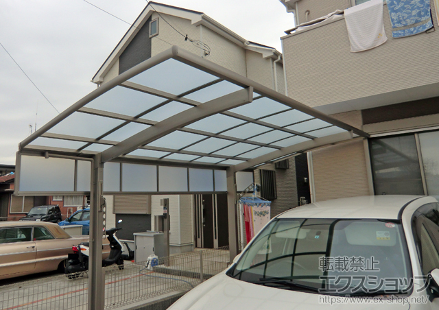 神奈川県海老名市のLIXIL リクシル（トステム）のカーポート カーブポートシグマIII 積雪〜20cm対応＋カーブポートシグマIII サイドパネル＋収納式物干し 標準 2本入り 施工例