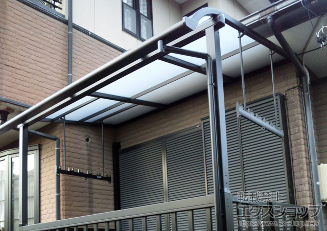 愛知県岡崎市のLIXIL リクシル（トステム）のテラス屋根 ライザーテラスII R型 テラスタイプ 単体 積雪〜20cm対応+吊り下げ物干し　ワイド　2本入+取付桟 施工例