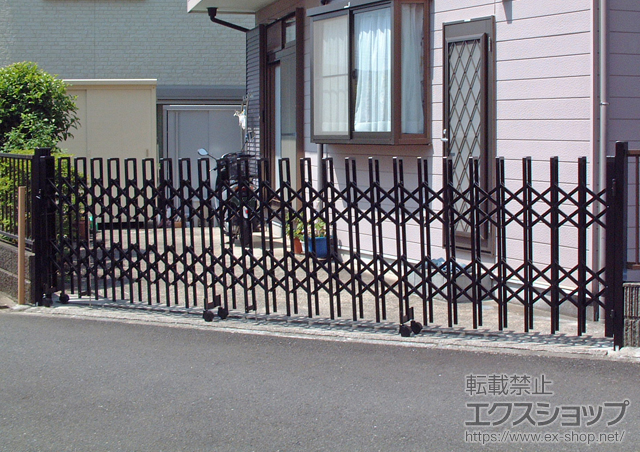 神奈川県横浜市ののカーゲート トリップゲート 傾斜地専用型 ノンレール キャスタータイプ　片開き 施工例