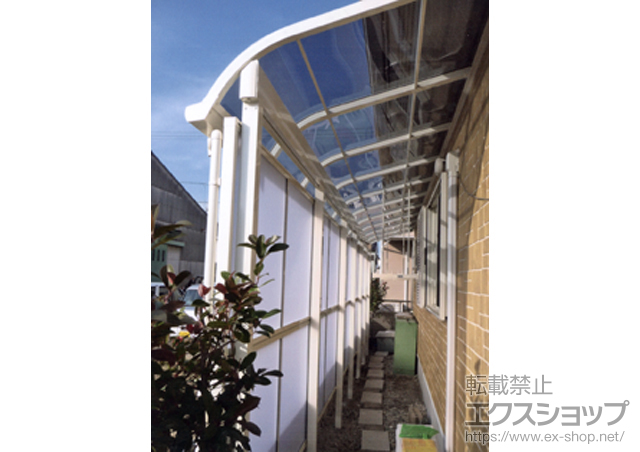 愛知県一宮市のLIXIL リクシル（トステム）のテラス屋根 ライザーテラスII R型 1500 テラスタイプ 連棟 積雪〜50cm対応＋吊り下げ物干し　ロング　2本入 施工例