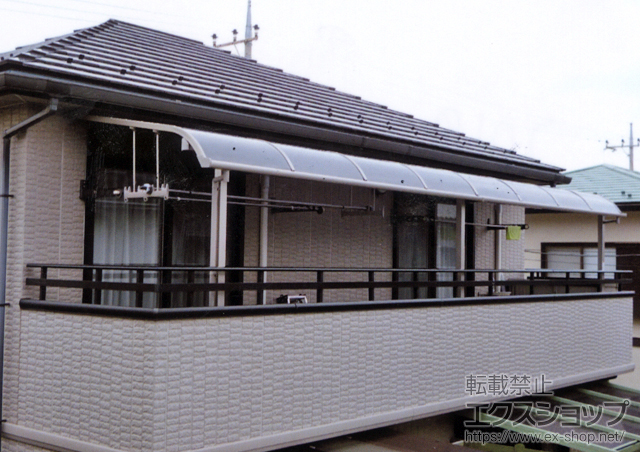 千葉県佐倉市のLIXIL リクシル（トステム）のバルコニー・ベランダ屋根 ライザーテラスII R型 屋根タイプ 連棟 積雪〜20cm対応＋吊り下げ物干し 標準2本入り 施工例