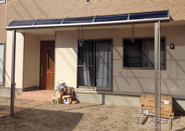熊本県荒尾市のLIXIL リクシル（トステム）のテラス屋根 ライザーテラスII R型 テラスタイプ 単体 積雪〜20cm対応+吊り下げ式物干し　ロング2本入 施工例