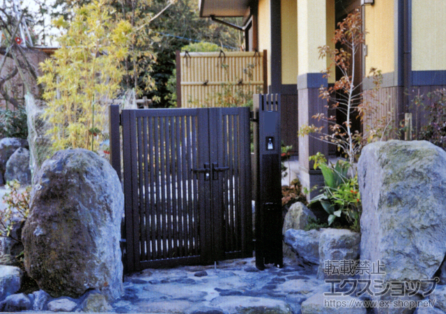 静岡県伊豆の国市のの門扉 シャレオR4型 両開き親子 柱使用 施工例