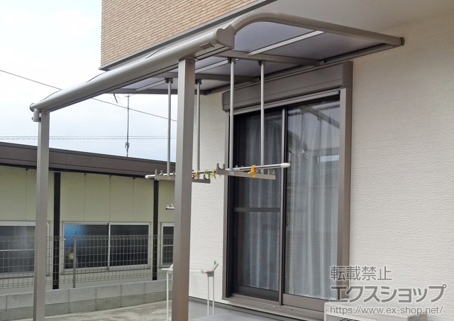 福岡県糟屋郡須恵町ののテラス屋根 プレシオステラス R型 テラスタイプ 単体 積雪〜20cm対応+吊り下げ物干し　ロング　2本入 施工例