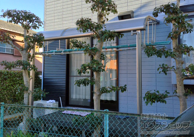 静岡県静岡市清水区のLIXIL リクシル（トステム）のテラス屋根 ライザーテラスII R型 テラスタイプ 単体 積雪〜20?対応＋吊り下げ式物干し 標準 2本入り×2セット 施工例