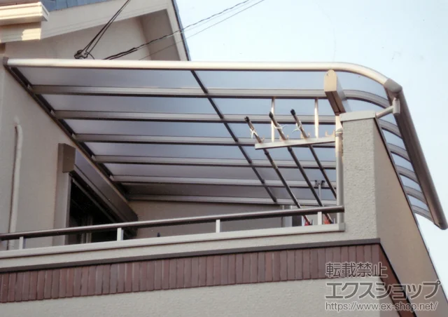 大阪府東大阪市のYKKAPのバルコニー・ベランダ屋根 ヴェクターテラス R型 1500 屋根タイプ 単体 施工例