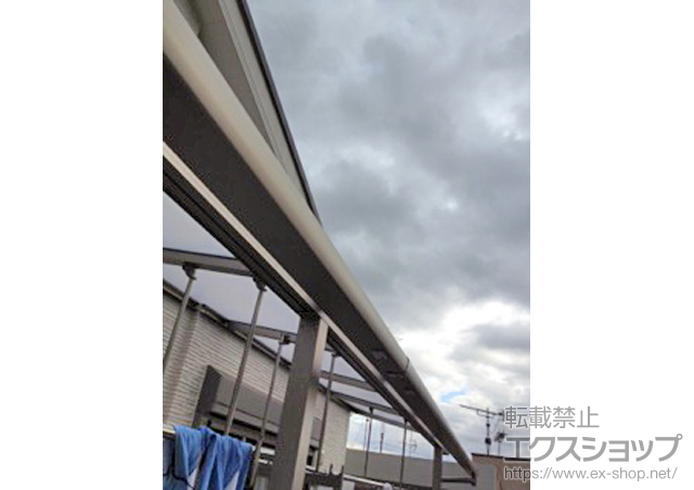 京都府長岡京市のLIXIL リクシル（トステム）のバルコニー・ベランダ屋根 ライザーテラスII R型 屋根タイプ 連棟 積雪〜20cm対応+吊り下げ物干し 標準 2本入 施工例