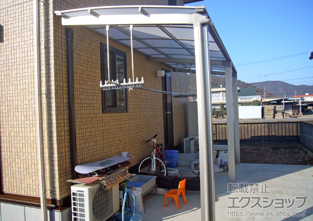 岐阜県岐阜市のLIXIL リクシル（トステム）のテラス屋根 エックスルーフ 独立テラス 前上がり 縦連棟 積雪〜20cm対応+吊り下げ物干し ロング 標準 2本入 施工例