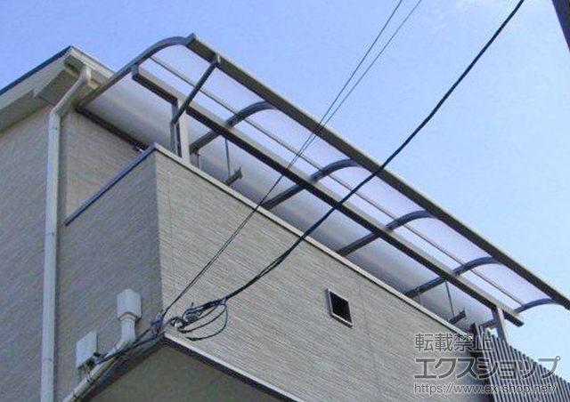 大阪府大東市のLIXIL リクシル（トステム）のバルコニー・ベランダ屋根 ライザーテラスII R型 屋根タイプ 単体 積雪〜20cm対応+吊り下げ物干し　標準2本入 施工例