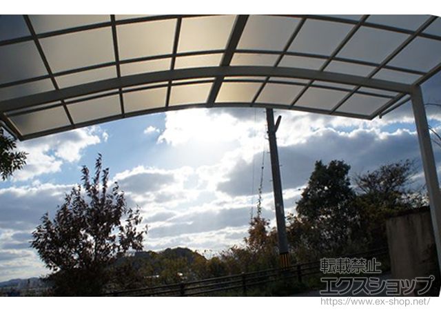 福岡県遠賀郡芦屋町のLIXIL リクシル（トステム）のカーポート カーブポートシグマIII ワイド 積雪〜30cm対応
+柱ガード（1本入×4）+雨樋部品 施工例