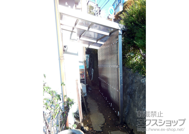 神奈川県横浜市のLIXIL リクシル（トステム）のテラス屋根 ナーラテラス テラスタイプ 単体 積雪〜20cm対応＋前面囲い ポリカーボネート波板（ブロンズ） 中間柱1本 施工例