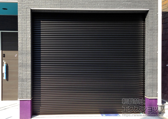 神奈川県横浜市のLIXIL リクシル（トステム）のガレージシャッター ガレージシャッタークワトロ 電動式 内部付タイプ 施工例