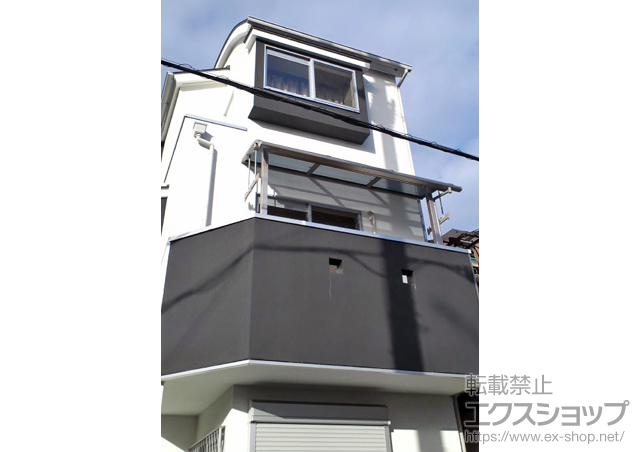 京都府向日市のLIXIL リクシル（トステム）のバルコニー・ベランダ屋根 ライザーテラスII R型 屋根タイプ 単体 積雪〜20cm対応＋吊り下げ式物干し 標準 2本入り 施工例