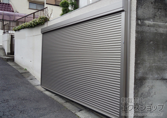 神奈川県川崎市のLIXIL リクシル（トステム）のガレージシャッター ガレージシャッタークワトロ 電動式 外部付タイプ 施工例