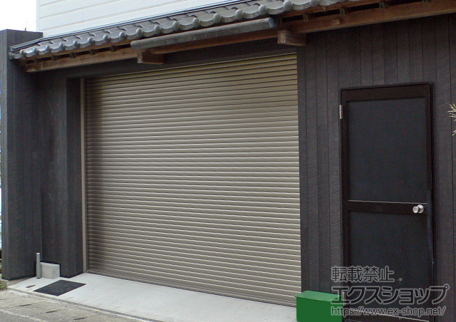 熊本県天草市のLIXIL リクシル（トステム）のガレージシャッター ガレージシャッタークワトロ 電動式 内部付タイプ 施工例