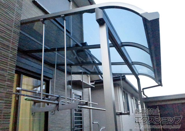 山口県下関市のLIXIL リクシル（トステム）のテラス屋根 ライザーテラスII Ｒ型 テラスタイプ 単体 積雪〜20cm対応+吊下げ物干し ロング 標準タイプ 2本入 施工例