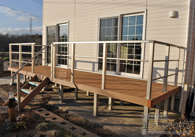 静岡県御殿場市ののウッドデッキ リウッドデッキ200+リウッドステップ5型 Lタイプ 3段+シンプルモダンデッキフェンス2型+シンプルモダンデッキフェンス ステップ補助用（片側面分） 施工例