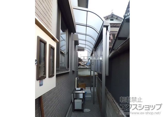 香川県木田郡三木町のLIXIL リクシル（トステム）のテラス屋根 ライザーテラスII R型 テラスタイプ 連棟 積雪〜20cm対応+前面スクリーン 1段仕様+壁付け物干し　標準対応　2本入り 施工例