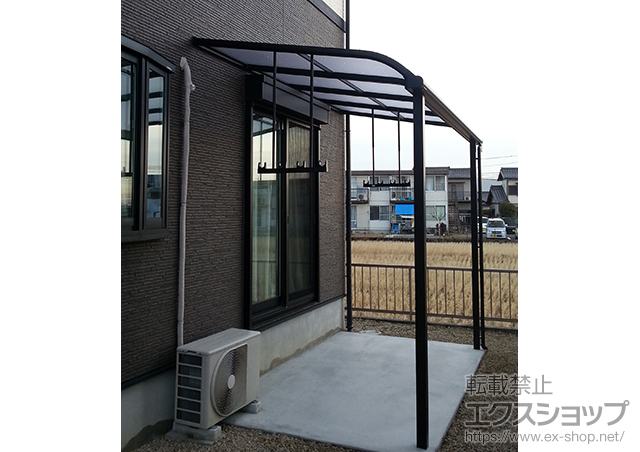 三重県鈴鹿市ののテラス屋根 プレシオステラス R型 テラスタイプ 単体 積雪〜20cm対応+吊り下げ物干し 標準 2本入 施工例