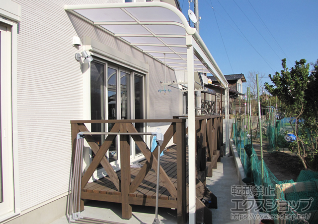 鹿児島県薩摩川内市のLIXIL リクシル（トステム）のテラス屋根 パワーアルファ RA型 テラスタイプ 単体 積雪〜30cm対応+吊り下げ物干し 標準 ワイドタイプ 2本入 施工例