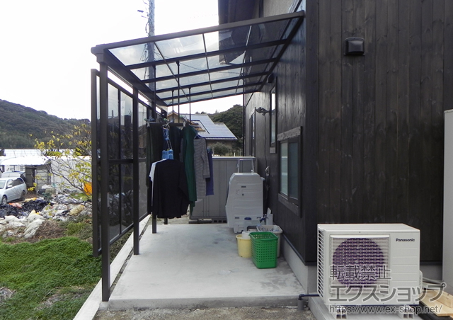 福岡県糸島市のLIXIL リクシル（トステム）のテラス屋根 ライザーテラスII F型 テラスタイプ 単体 積雪〜20?対応＋吊り下げ式物干し ロング 2本入り＋前面スクリーン 2段仕様 施工例