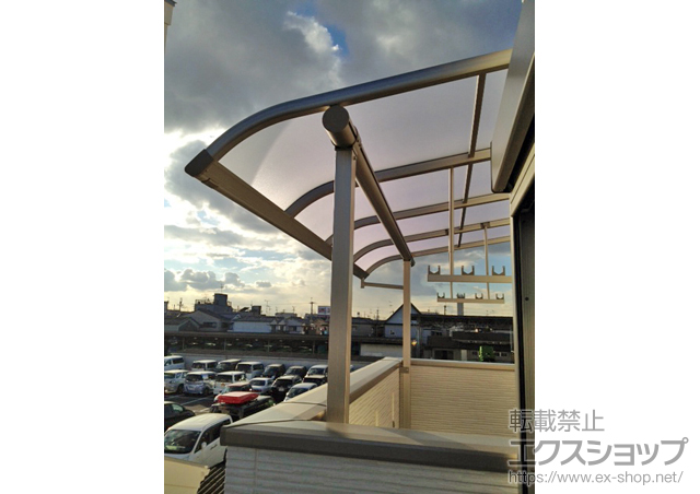 大阪府八尾市ののバルコニー・ベランダ屋根 プレシオステラス R型 屋根タイプ 単体 積雪〜20cm対応＋吊り下げ式物干し　標準2本入 施工例