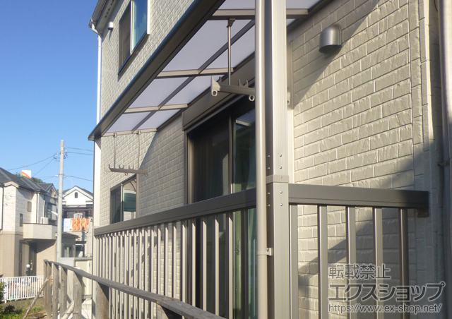 神奈川県横浜市のLIXIL リクシル（トステム）のテラス屋根 ライザーテラスII F型 アクトステージ 屋根置き式用 単体 積雪〜20cm対応+吊り下げ物干し 標準 2本入り 施工例