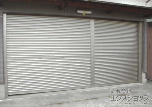 富山県射水市のLIXIL リクシル（トステム）のガレージシャッター ガレージシャッタークワトロ 手動式 内部付タイプ+アルファ形材Ｋテラス用主柱 施工例