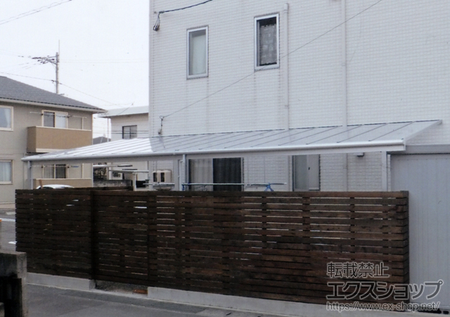 岡山県岡山市のLIXIL リクシル（トステム）のテラス屋根 ライザーテラスII F型 テラスタイプ 連棟 積雪〜20cm対応+吊り下げ式物干し ロング ワイド 2本入 施工例